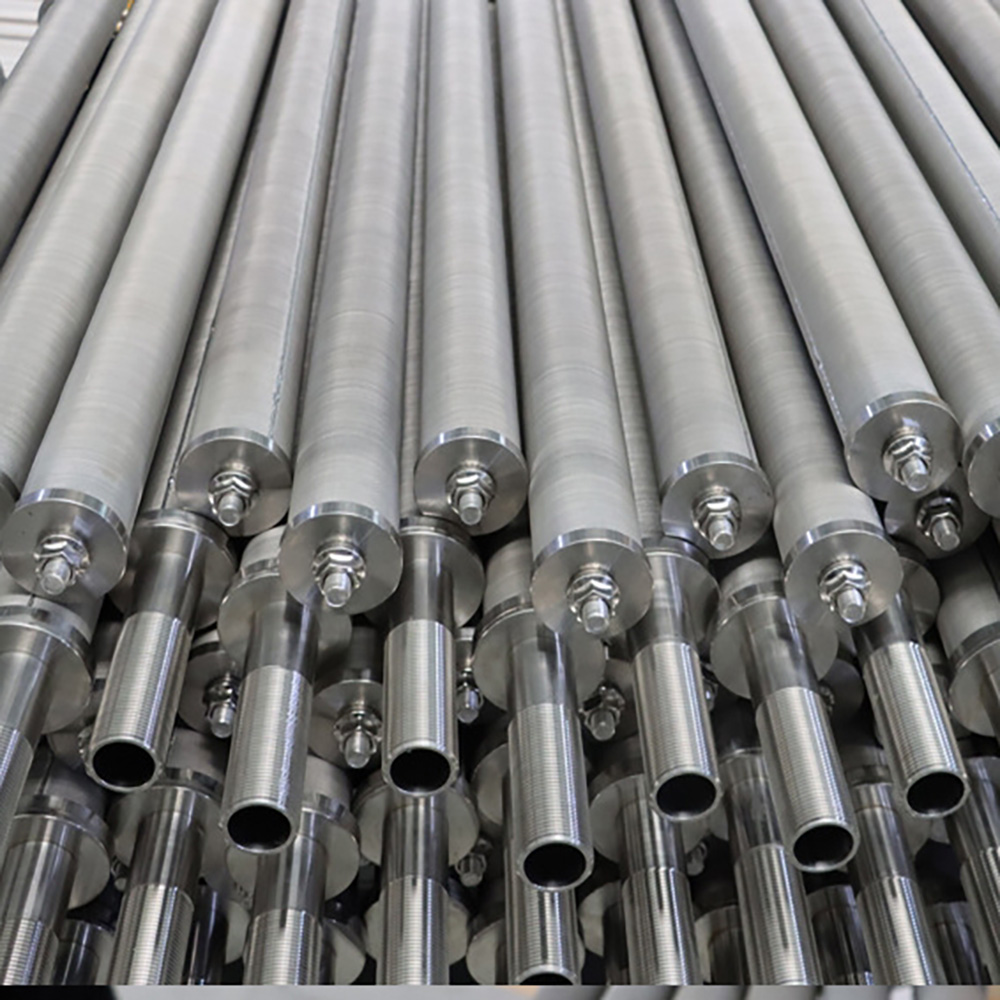 Batch of cylindrical metal filter elements with machined end interfaces