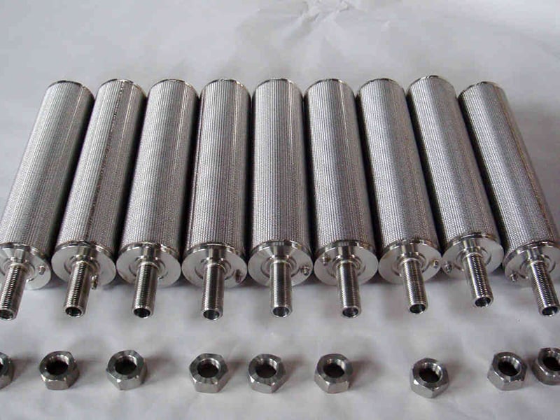 Batch of cylindrical sintered filter cartridges with threaded outlets