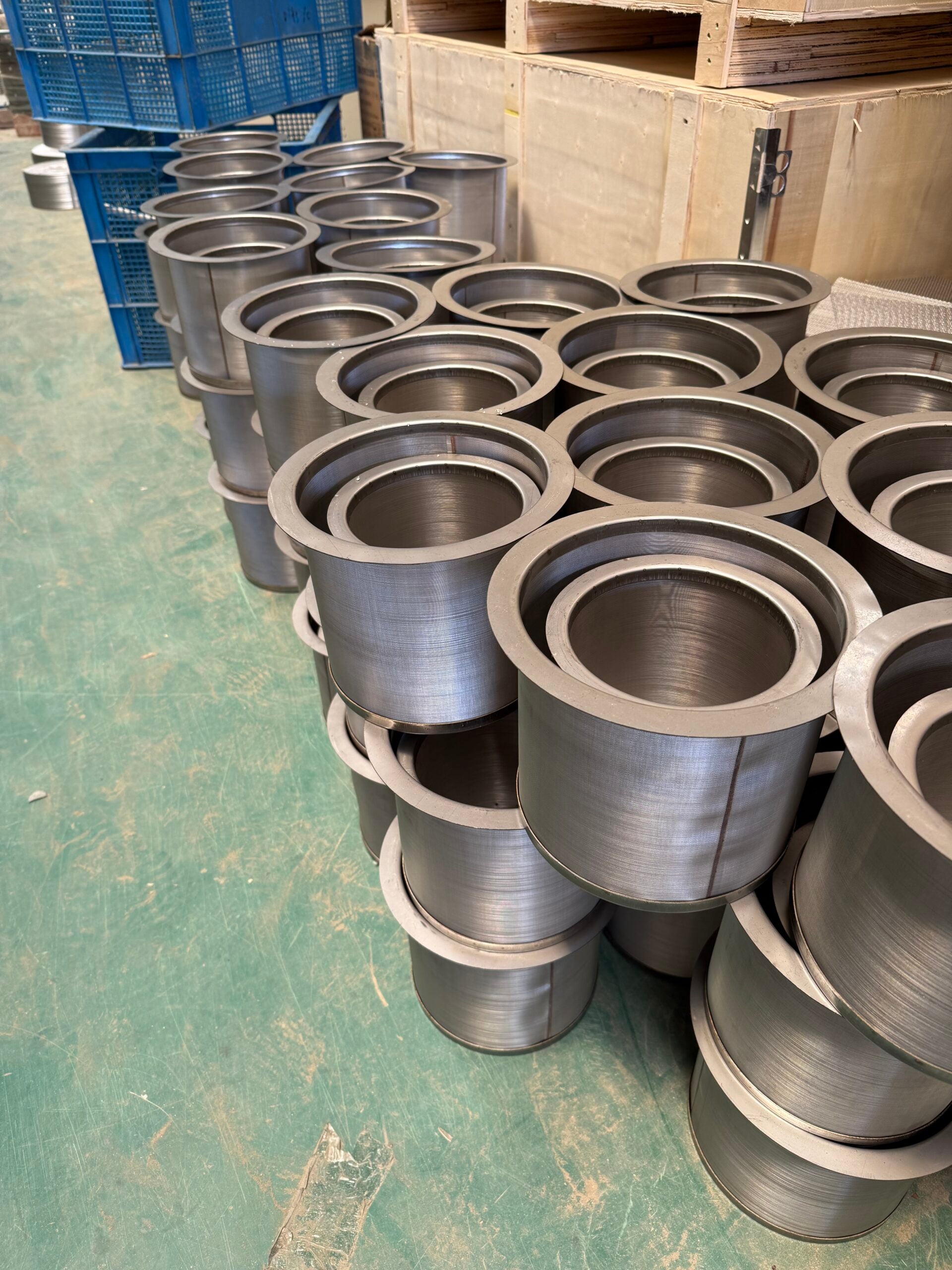 Finished cylindrical stainless steel wire mesh filter baskets with wide top rims