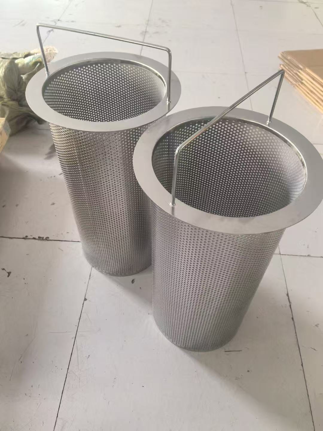 Flanged perforated stainless steel filter elements with lifting handles