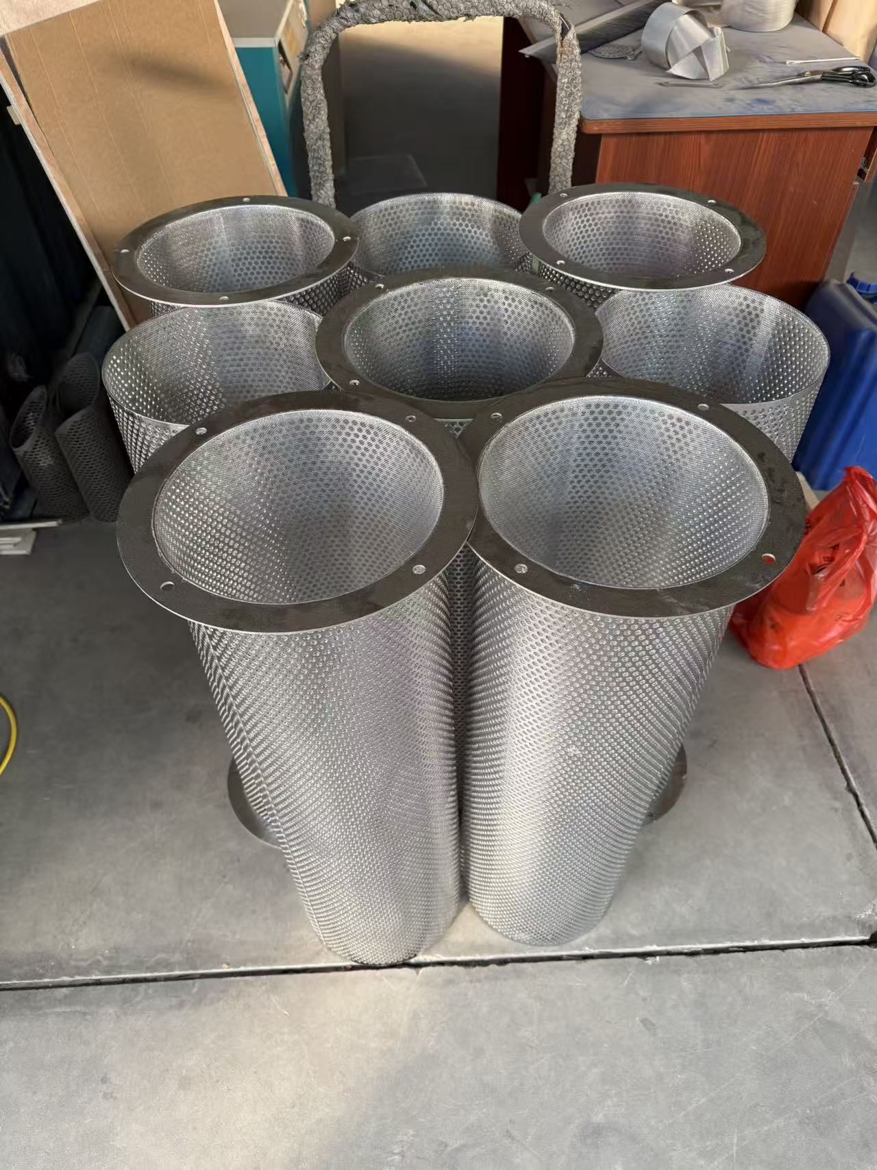 Flanged stainless steel filter cylinders combining perforated support and internal mesh