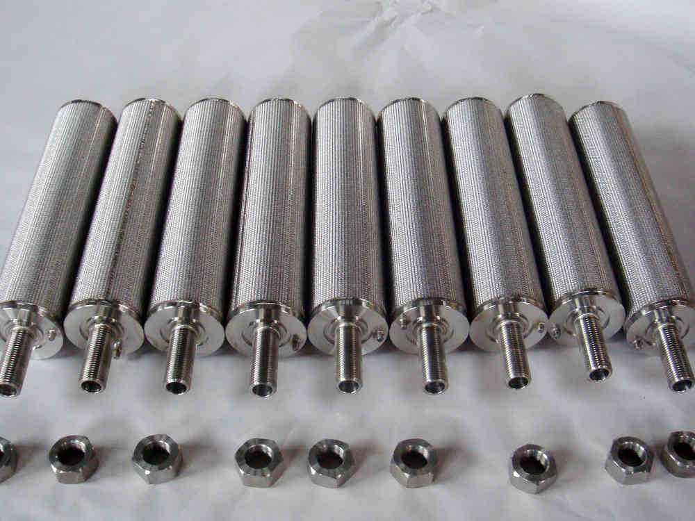 Long cylindrical sintered mesh filter elements with threaded fittings