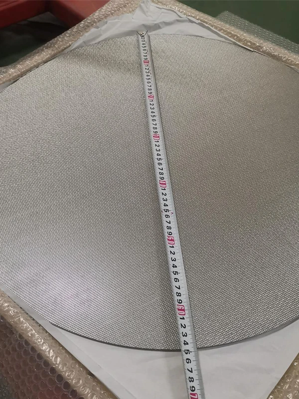 Round multilayer sintered wire mesh sheet with visible woven surface