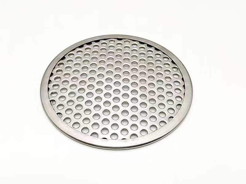 Round filter disc with perforated metal backing and rim