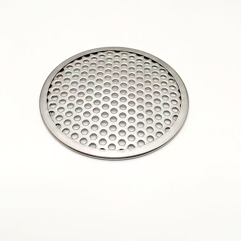Round perforated metal support disc for a fine filter layer
