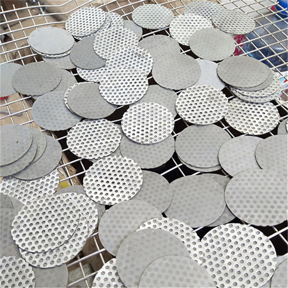 Round perforated metal support discs for filter assemblies