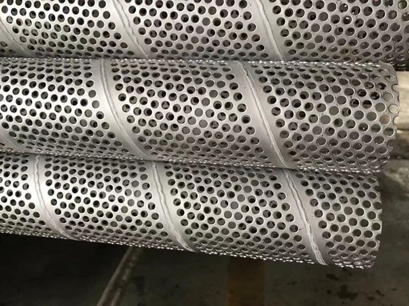 Formed perforated filter cylinders with reinforcement rings