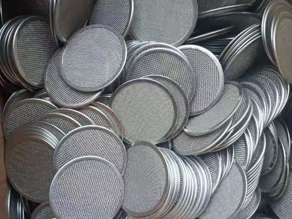 Round stainless steel extruder screen packs with metal rims