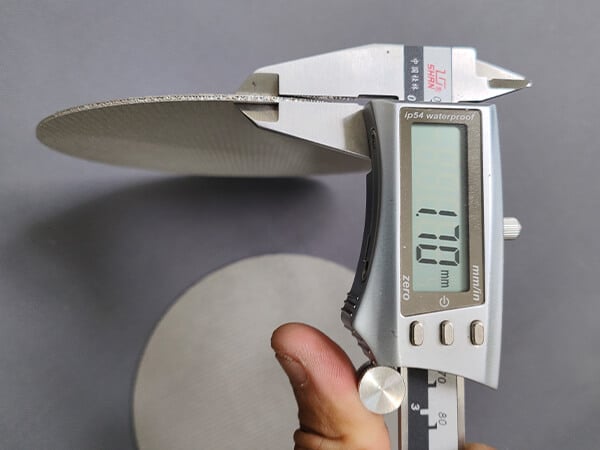 Thickness inspection of a round multilayer sintered wire mesh filter disc