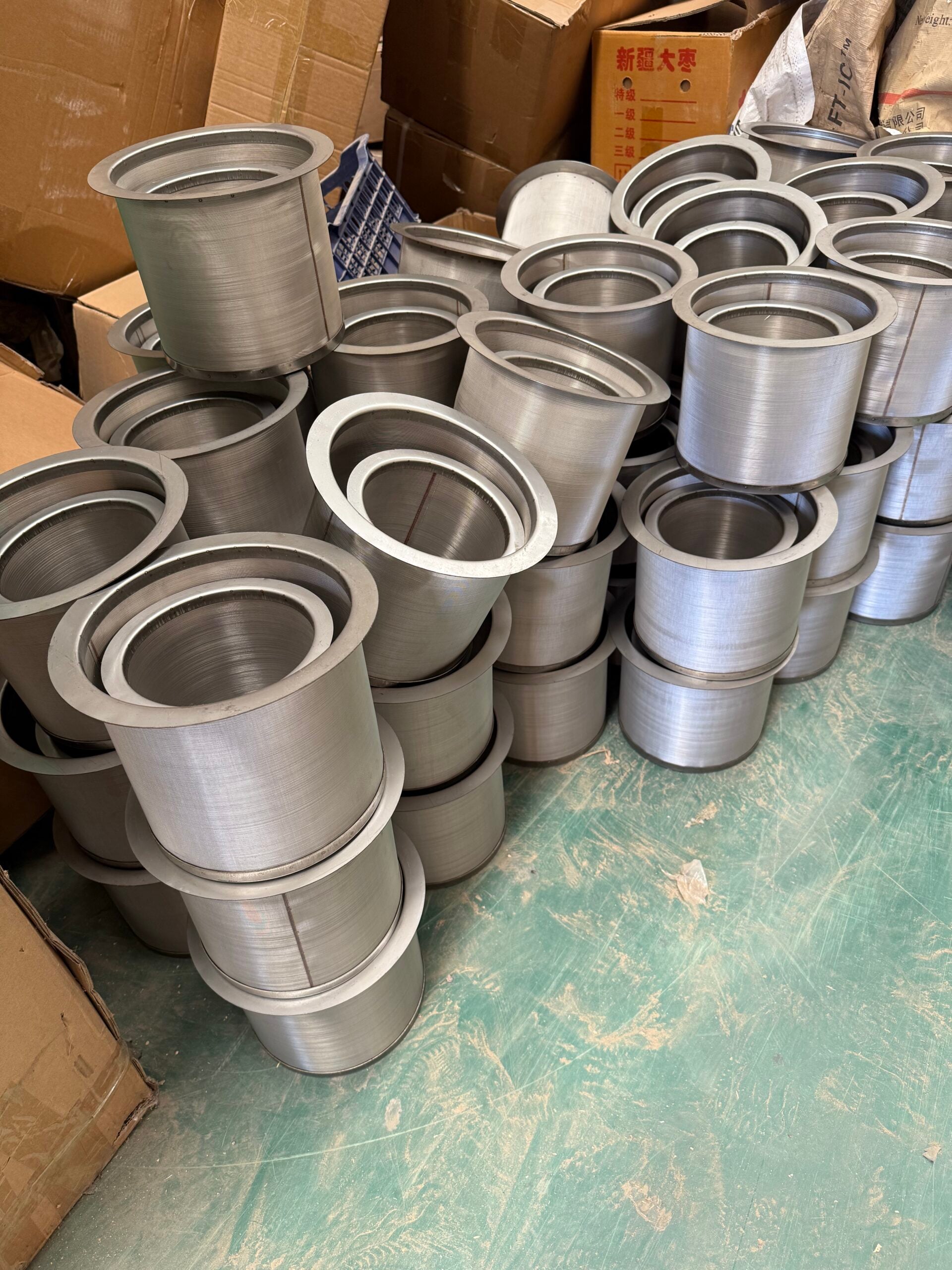 Multiple stainless steel wire mesh filter baskets with formed top flanges