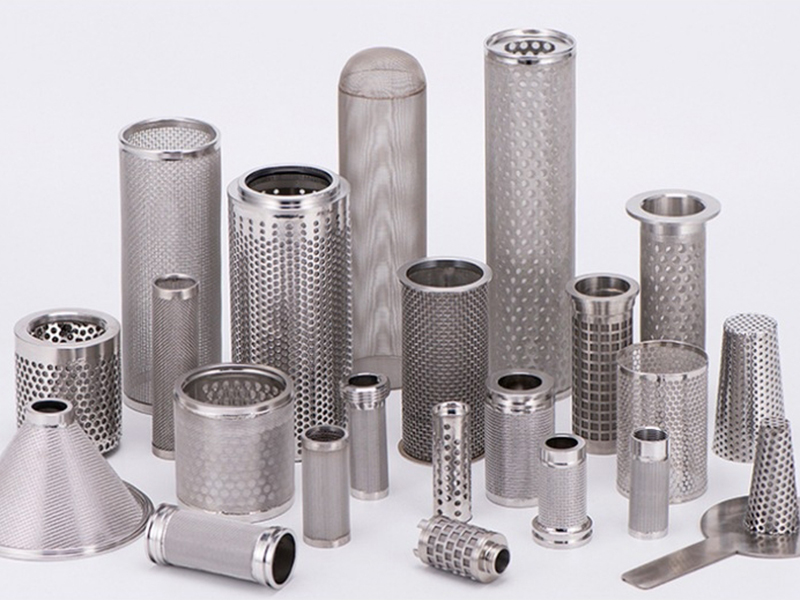 Supported stainless steel mesh filter elements with perforated structures