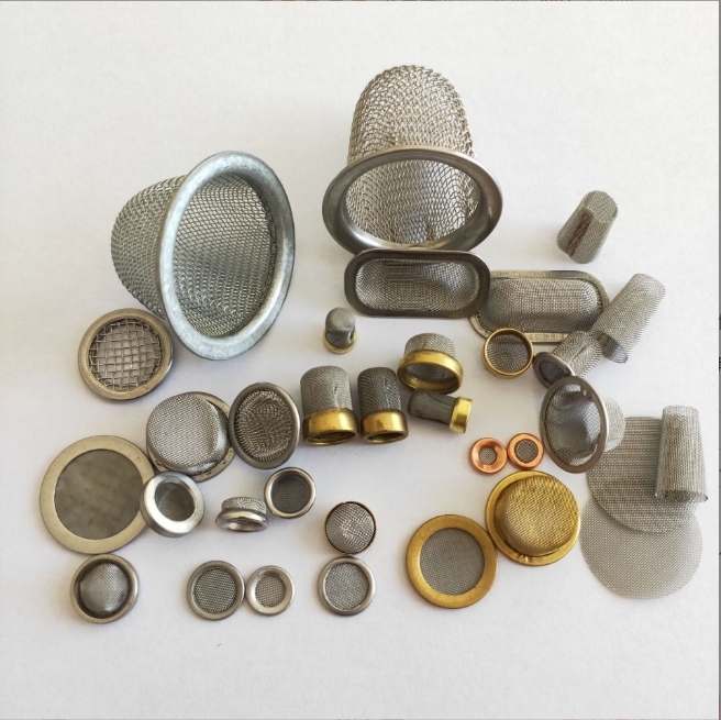 Supported wire mesh filter discs and formed mesh caps