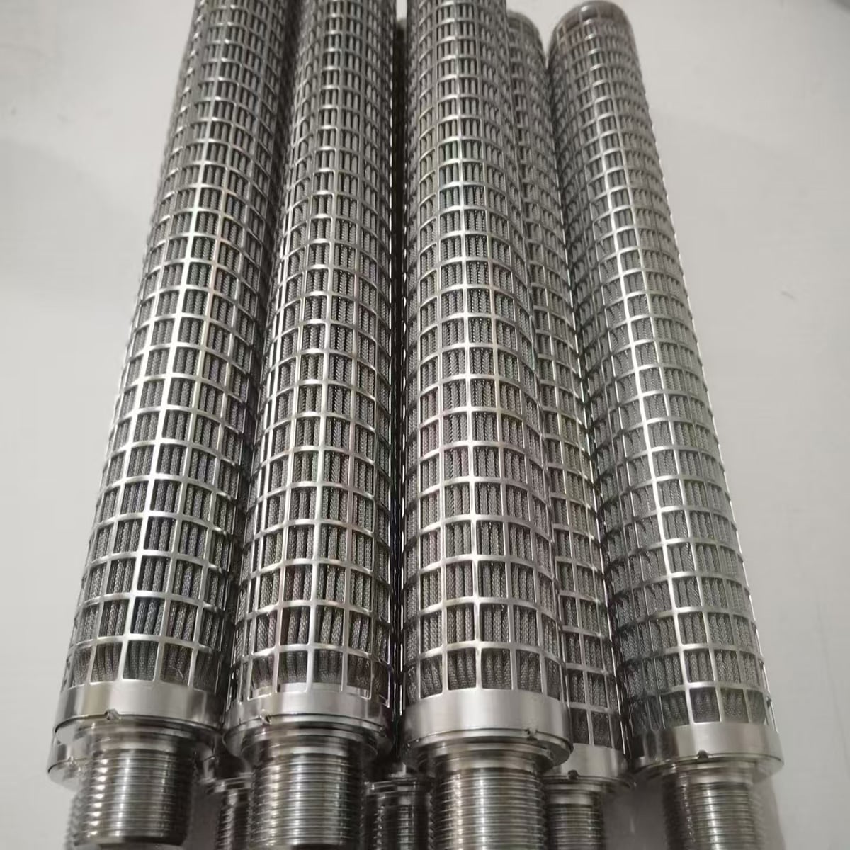 Stainless steel filter elements with external threaded end connections