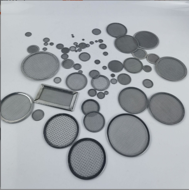 Wire mesh filter discs with visibly different opening sizes